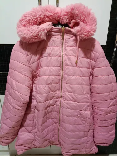 JAQUETA ROSA FORRADA COM CAPUZ, ESTILO PUFFER BOBOJACO.