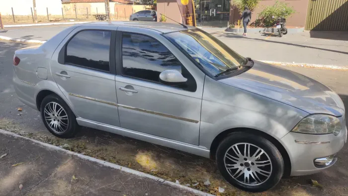 Fiat Siena Essence 1.6 Flex 16V 4P 2012