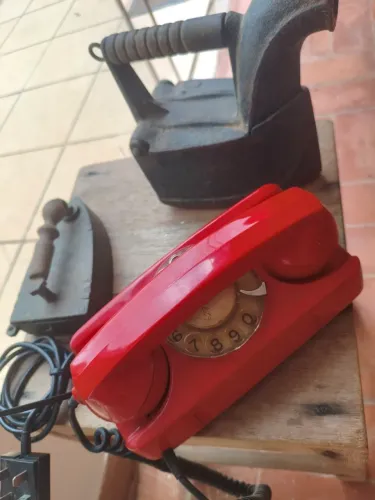 Telefone vermelho antigo 