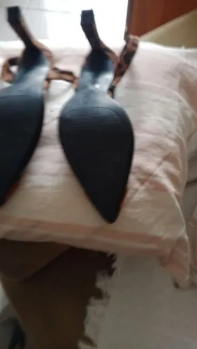 Vendo sandália de salto de onça