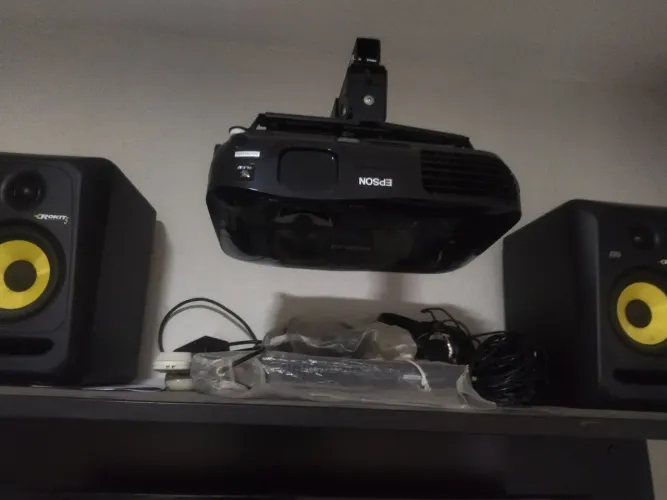 Projetor Epson S+10 Power com suporte de parede e acompanha tela de 100 polegadas