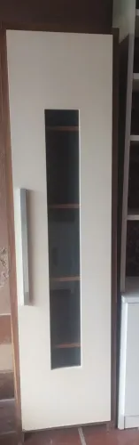 Estante de madeira com porta de vidro