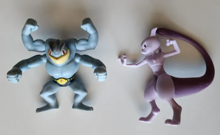 Kit com 2 Bonecos Pokemon - Machamp e Mewtwo