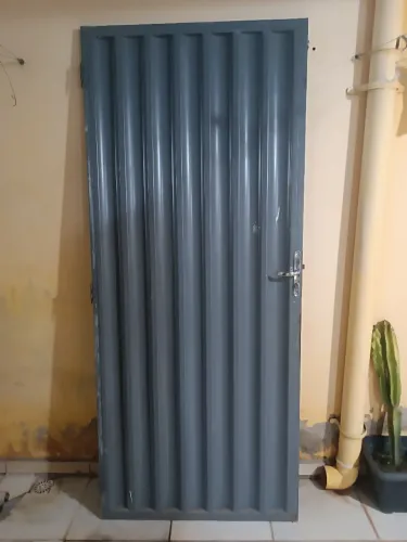 Porta de ferro galvanizada com portal