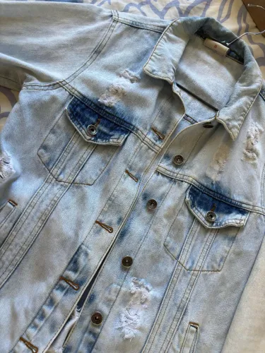 Jaqueta jeans destroyed feminina