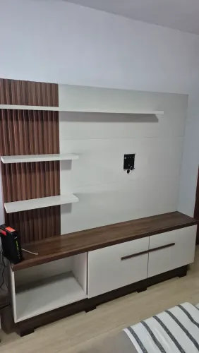 Estante para Home Theater e TV até 55 Polegadas Itaipu Off White e Nogueira