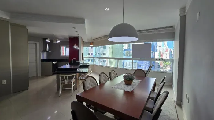 Apartamento quadra mar a 180 metros da praia, com 115 m2 na barra Sul de BC. Conta ccom 2 