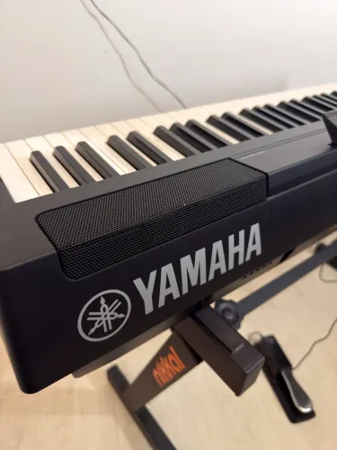 Piano digital Yamaha P125b (com interface de áudio)