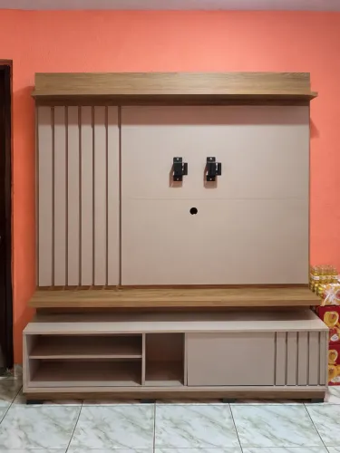 Painel de TV ripado com rack