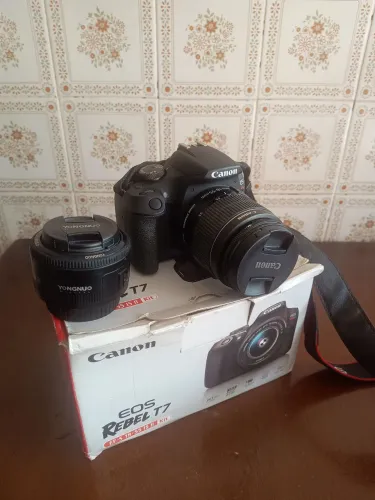 Canon T7 