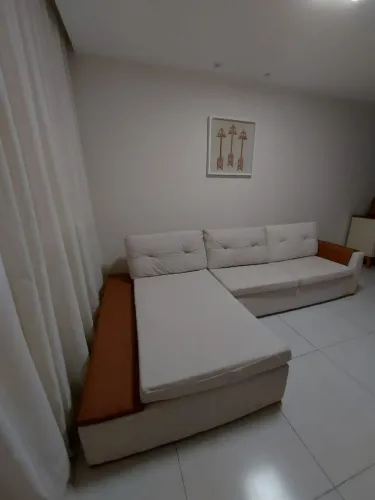 Sofá Chaise Living Bari com Deck Tecido Boucle Bege Detalhe em Couro