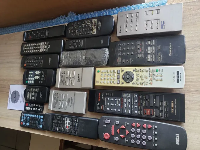Vários Controles Antigo de Som, Video Cassete e Outros