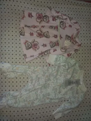 1 vestido Milon de ursinhos + 1 macacão Carters de coelhinho,  semi-novos.