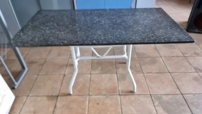 Mesa com base marmore 1,50x0,80 m bem conservada