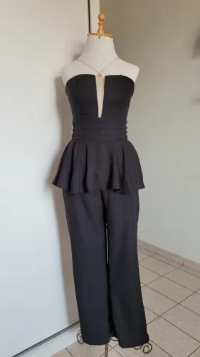 Macacão Feminino Elegante Preto Sem Alças Babado na Cintura, Veste 38, Seminovo