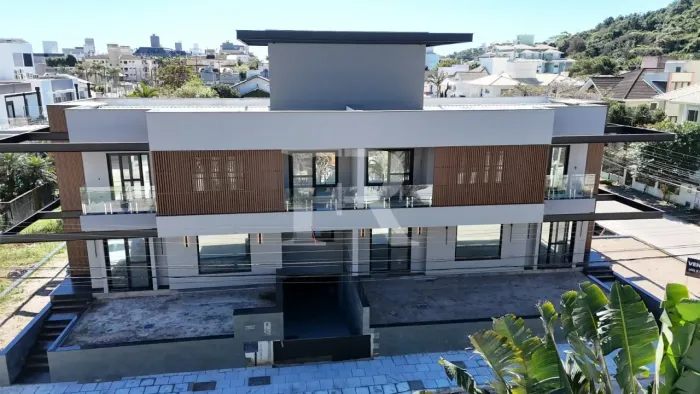 Casas Duplex Geminadas Novas com Acabamento Sofisticado e Projeto de Interiores à venda a
