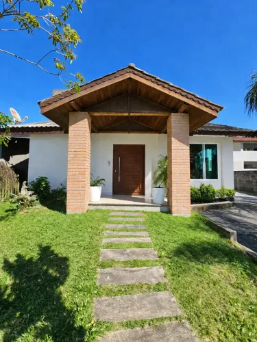 CASA COM 4 DORMITÓRIOS, PISCINA E ÁREA GOURMET SUL DO RIO - SANTO AMARO DA IMPERATRIZ-SC