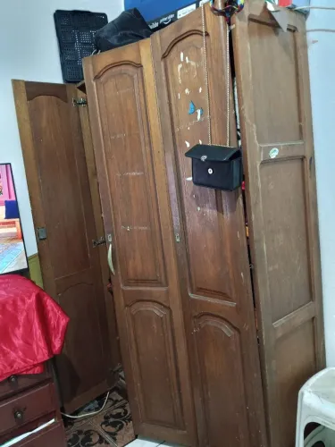 Armário de madeira maciça -$200
