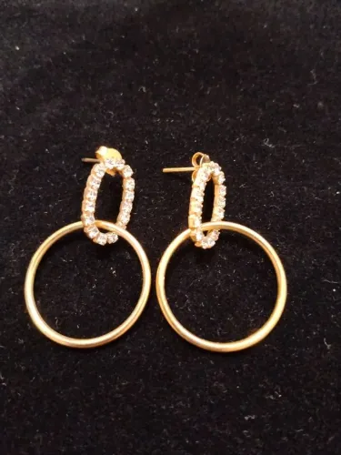 Brinco Haste Oval Strass e Círculo Foleado a Ouro