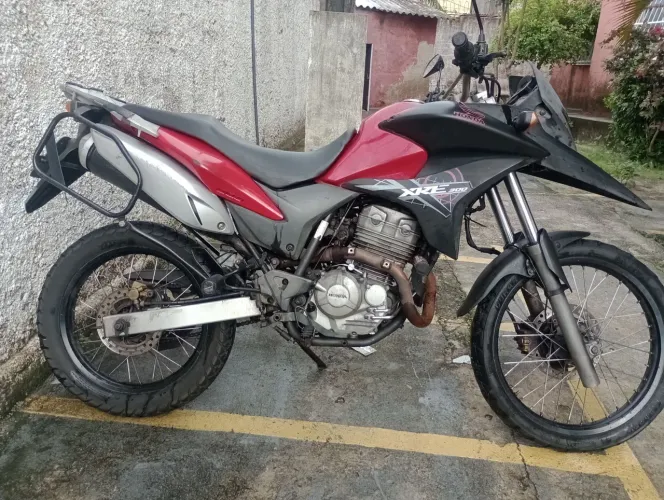 Vendo ou Troco XRE 300 vermelha linda 2010/10 troco por veículo a partir do ano 2011.