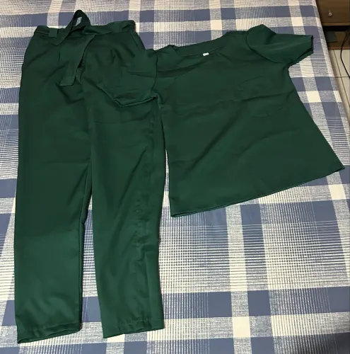 2 Uniformes de enfermeira e técnica