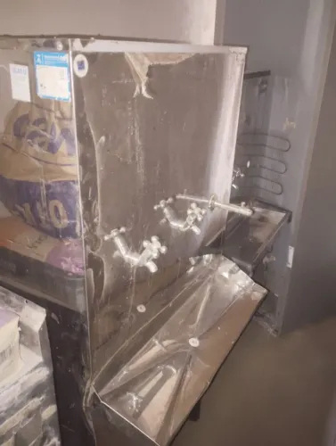 Bebedouro semi-novo, usado, só trocar o gás de refrigeração. Top de linha