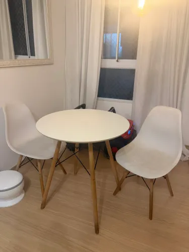 Mesa eames torre Eiffel com 2 cadeiras