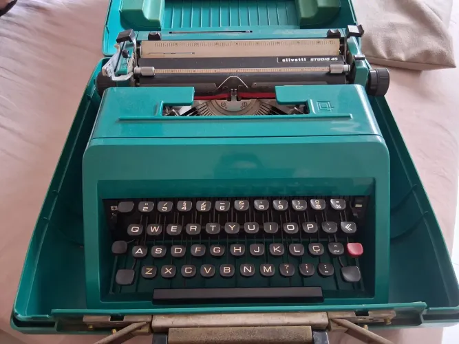 Máquina de escrever Olivetti com case