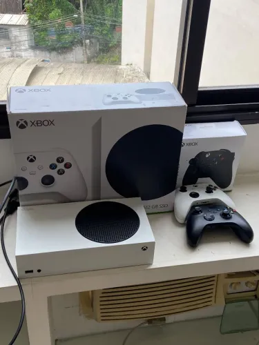 Xbox Series S com 2 controles