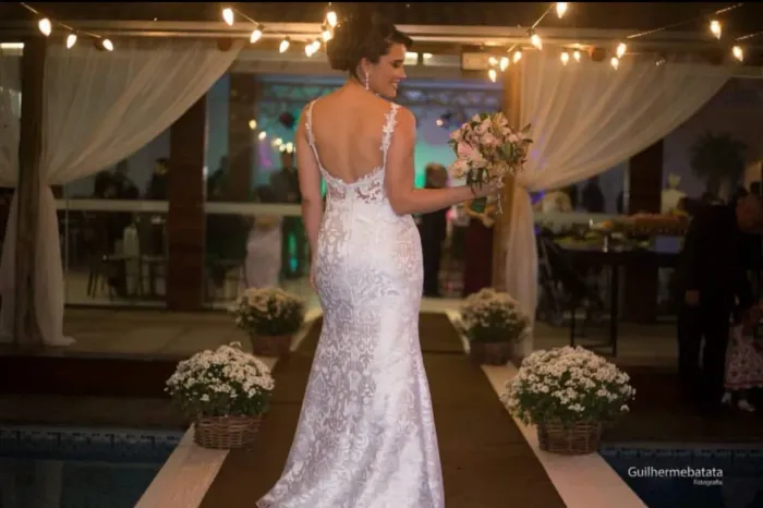 Lindo Vestido de Noiva Modelo Sereia com Renda e Decote nas Costas - Impecável!