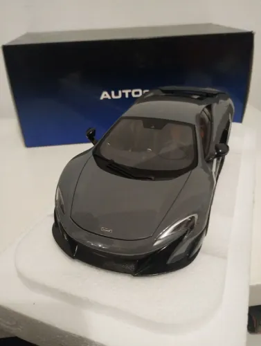 Miniatura Autoart 1/18 McLaren 675 LT 2017