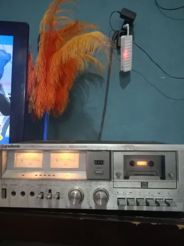 Toca fita Gradiente retro usado funcionando com desgaste de uso.