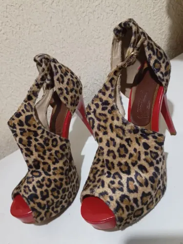 Sapatos de salto