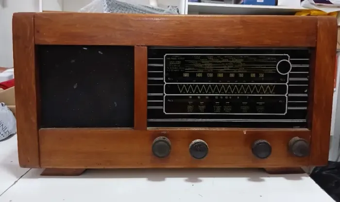 Radio antigo acende mas nao funciona