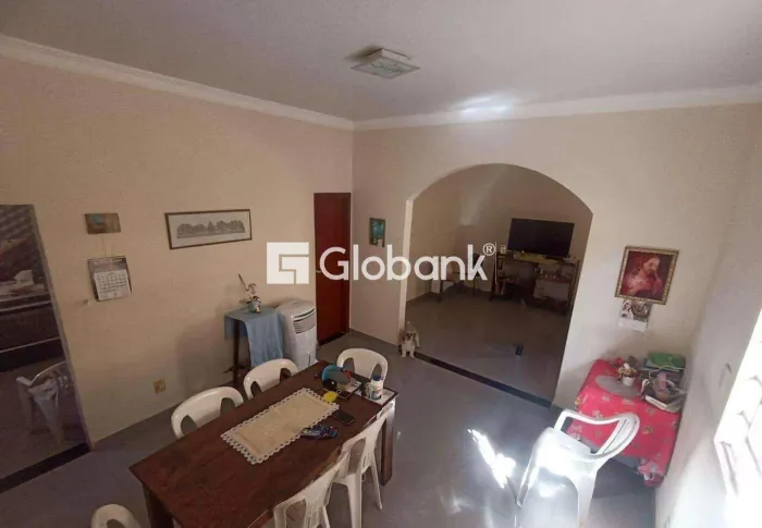 Casa 4 quartos à venda Santo Antônio 220m² Montes Claros MG
