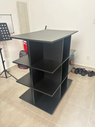 Balcão central com nichos para loja