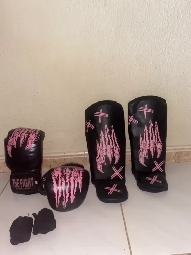 **Kit Luvas + Caneleiras de Muay Thai / Boxe - The Fight (Semi novo)** 