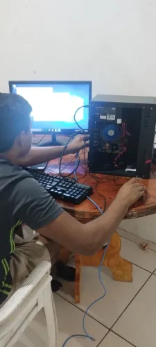 Conserto computador e celular.