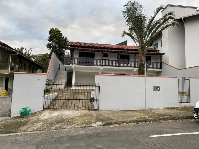 Sobrado Residencial com 4 Quartos em Jaraguá do Sul (Bairro Tifa Martins)  Financia