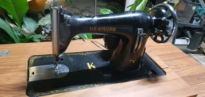 Maquina de costura Kenmore vintage preta