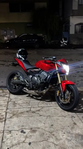 VENDO HORNET MUITO NOVA 