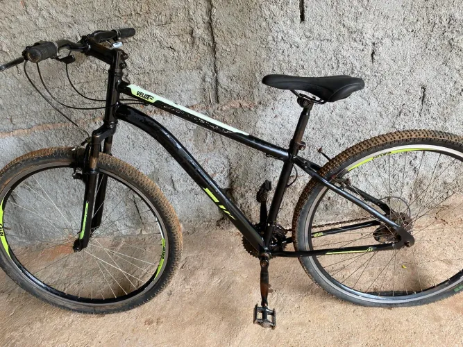 Vendo bicicleta com o pneu traseiro furado cabo do freio traseiro quebrado