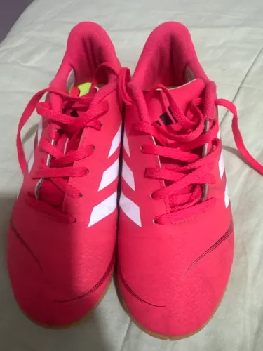Chuteira adidas 