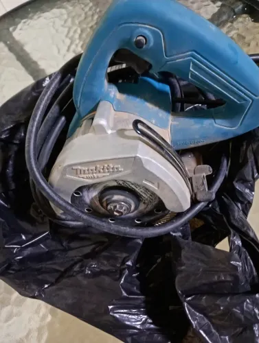 Vende se uma serra mármore Makita