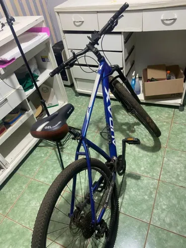 Mountain bike (MTB), aro 29 quadro de alumínio, freios a disco.