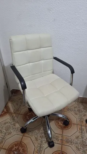Cadeira giratória de escritório bege