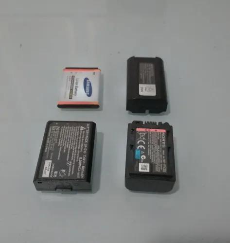 Lote com quatro baterias para câmeras