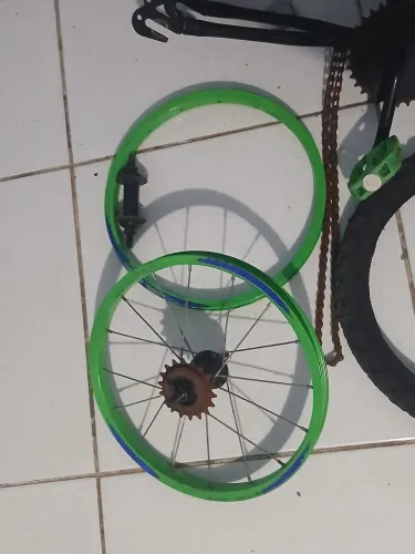 Quadro, dois pneus usados é dois aros velhos