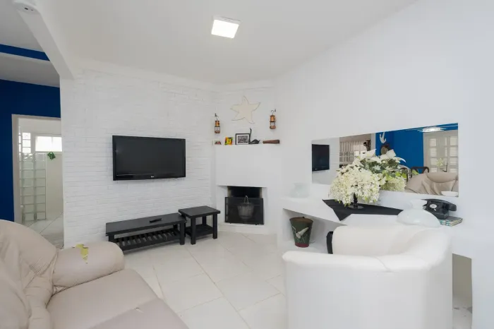 Casa à venda no Laranjal, Pelotas - 95 m², 1 quarto, lareira e ampla área gourmet com chur