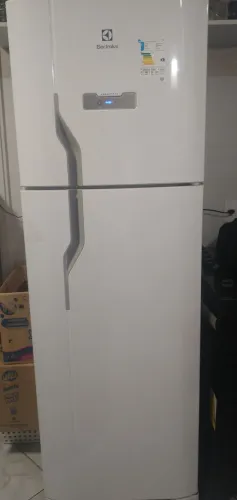 Geladeira pouco tempo de uso.